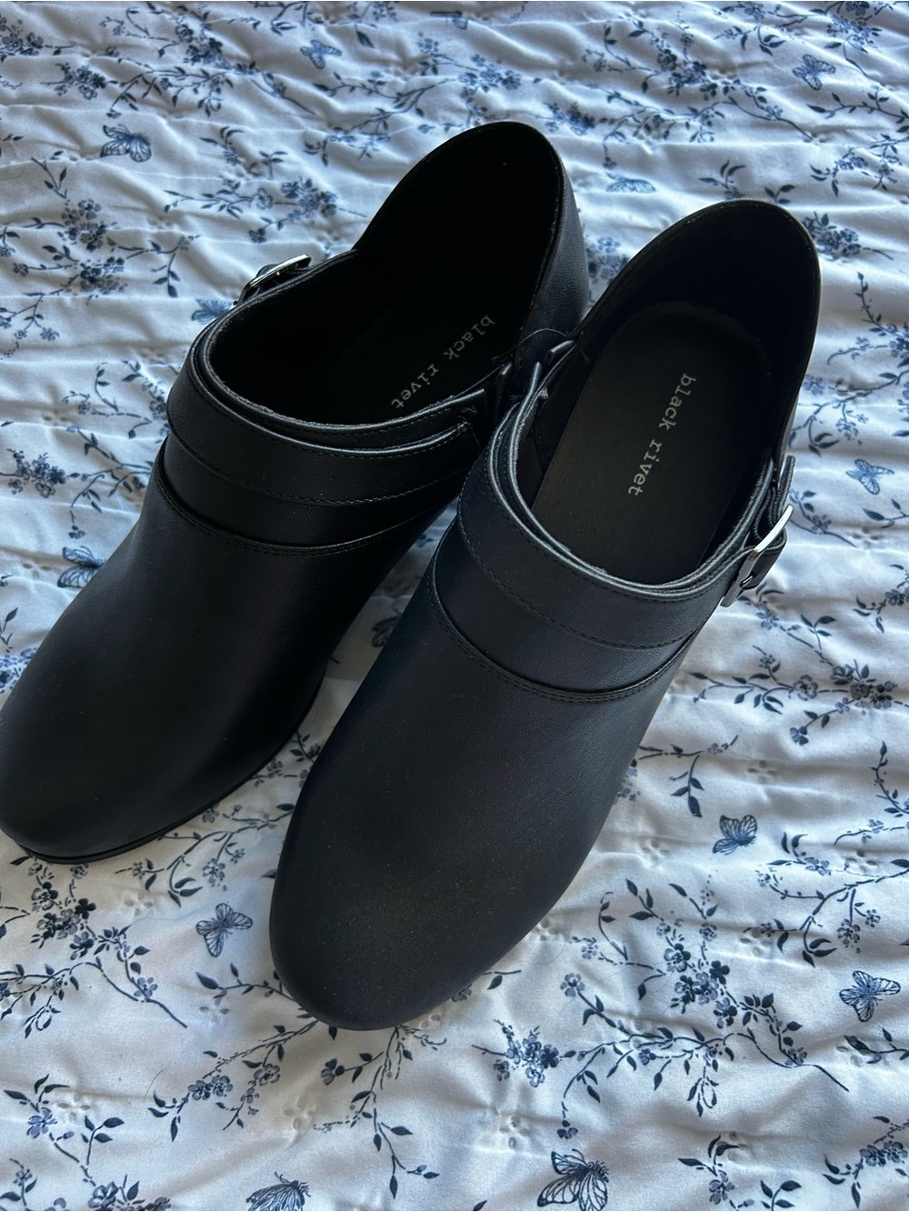 Black Rivet women’s Black Slip-On Buckle Clogs